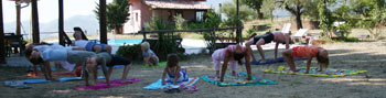 Ochtendgymnastiek op agriturismo Caravanserraglio